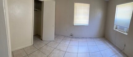 3243 NW 43rd Ter in Miami, FL - Foto de edificio - Building Photo