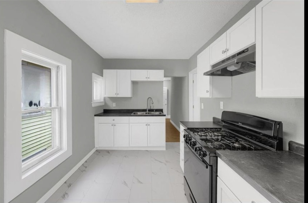 1055 7th St W, Unit 2 Bed 1 Bath large Deck in St. Paul, MN - Building Photo