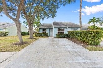 111 Oakwood Dr in Jupiter, FL - Building Photo - Building Photo