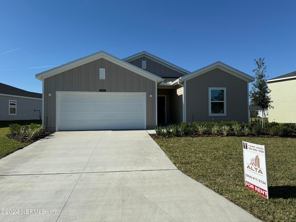 8205 Horsebit Cir in Jacksonville, FL - Building Photo