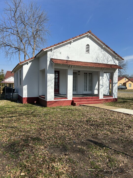 108 Norris Cir in Sheffield, AL - Building Photo