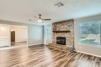 401 Summer Pl Ct in League City, TX - Building Photo - Building Photo