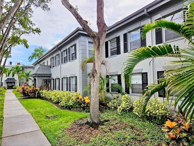 6965 Avenue des Palais, Unit 2A in South Pasadena, FL - Foto de edificio