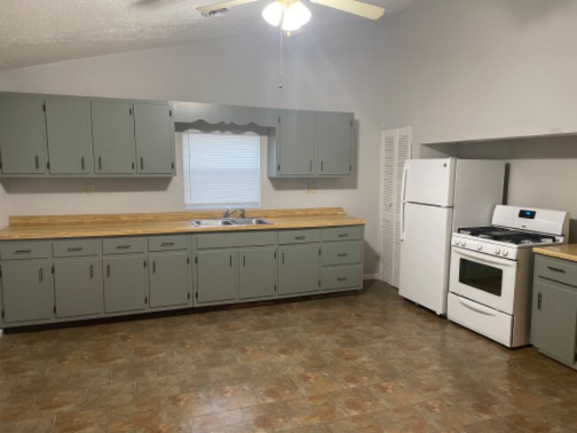 165 Midway Dr, Unit D in Oliver Springs, TN - Building Photo - Building Photo
