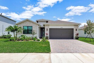 5795 SE Sky Blue Cir in Stuart, FL - Building Photo