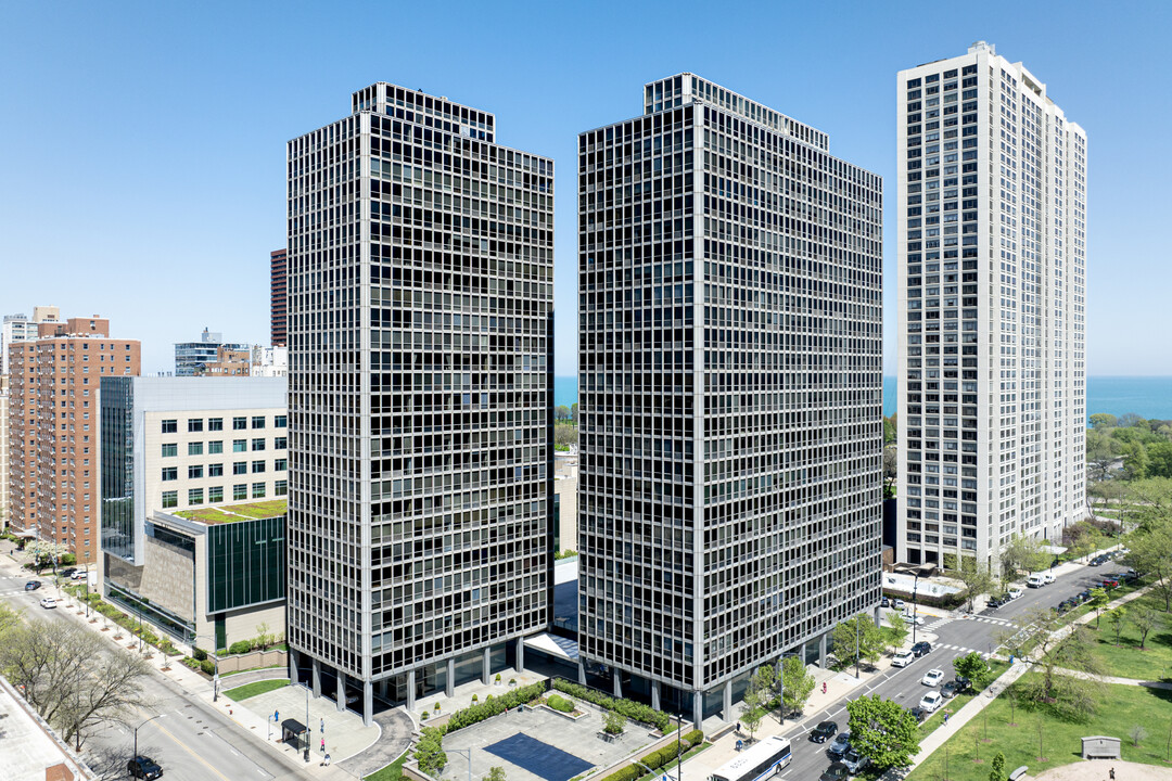 Commonwealth Plaza Condominium in Chicago, IL - Building Photo