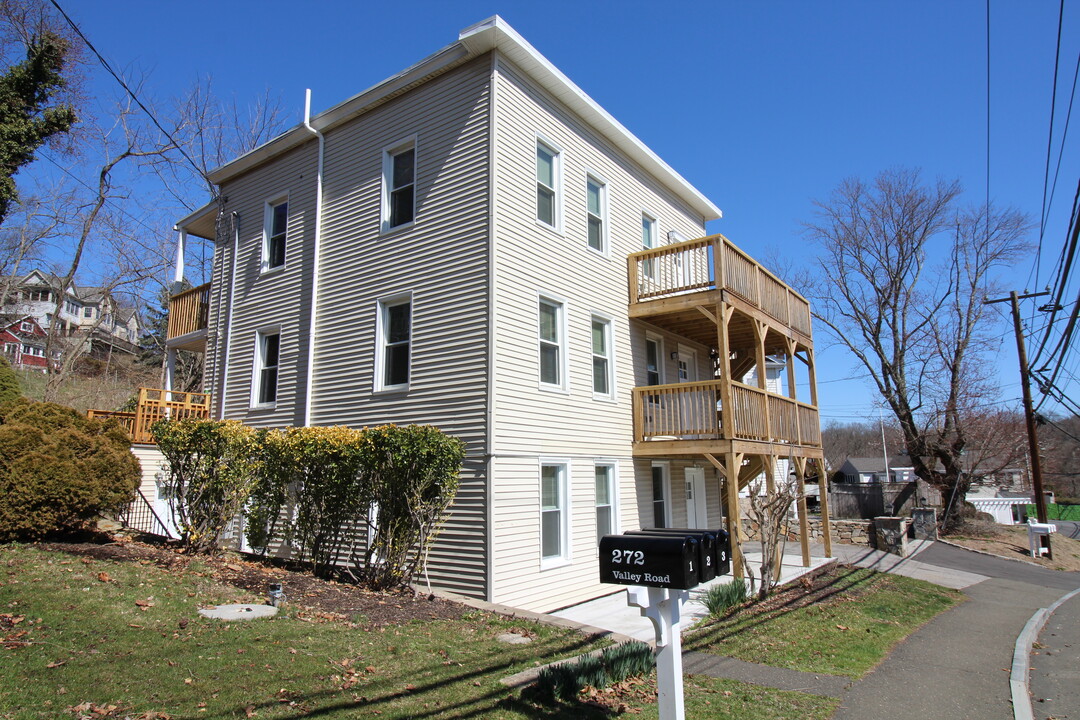 272 Valley Rd, Unit 2 in Cos Cob, CT - Foto de edificio