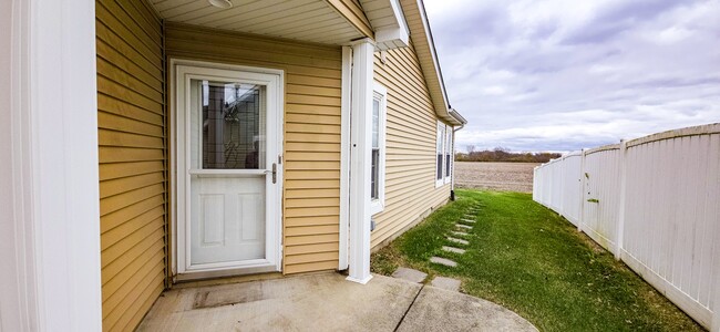 10557 Maine Dr in Crown Point, IN - Foto de edificio - Building Photo