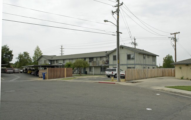 479 W Carob Ave in Reedley, CA - Building Photo - Building Photo