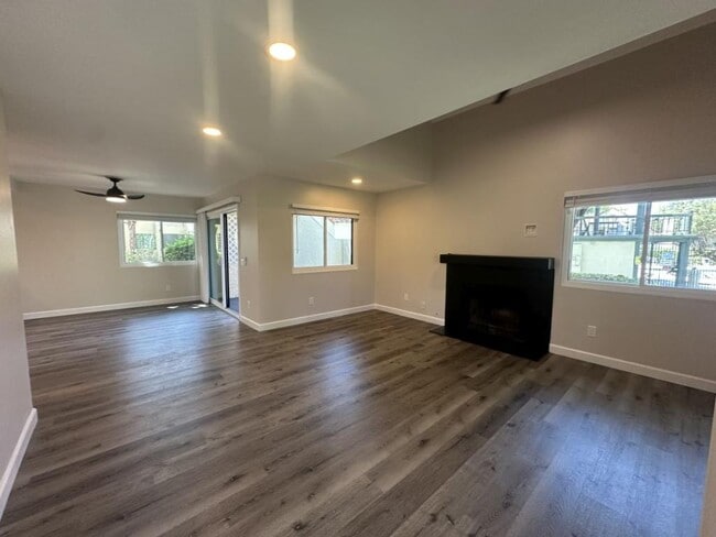 367 N Melrose Dr in Vista, CA - Building Photo - Building Photo