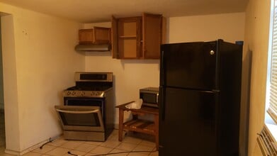 222 W Murrill St, Unit A in Baytown, TX - Building Photo - Building Photo