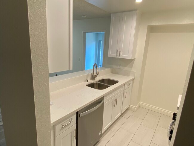 10911 Rochester Ave in Los Angeles, CA - Building Photo - Building Photo
