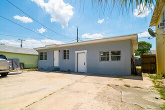 215 S Federal Hwy in Lake Worth Beach, FL - Building Photo - Building Photo