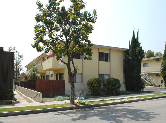 123 N Myrtle Ave in Monrovia, CA - Foto de edificio - Building Photo