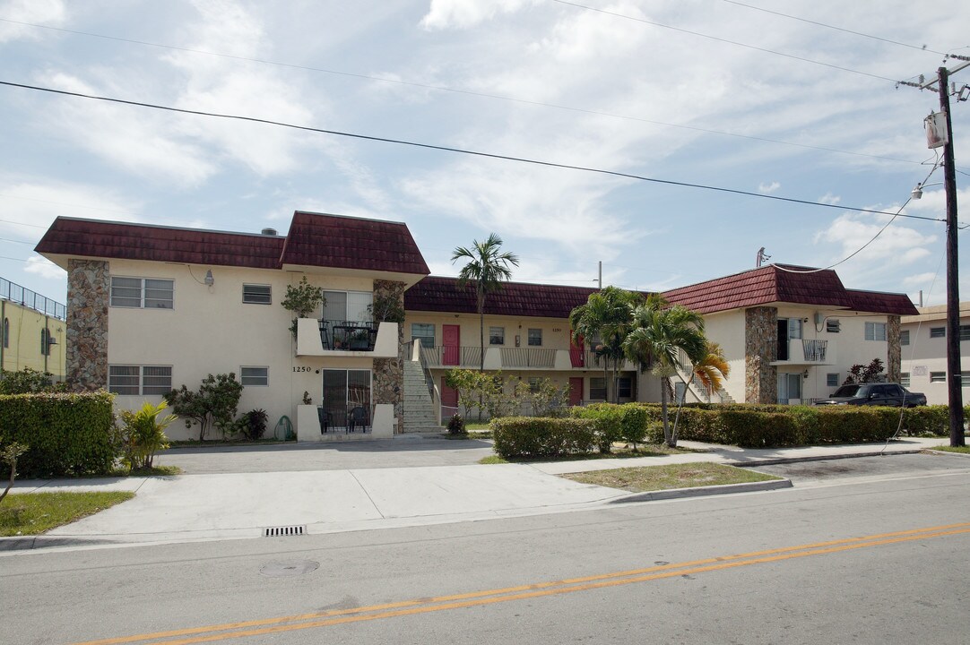 1250 W 30th St in Hialeah, FL - Foto de edificio