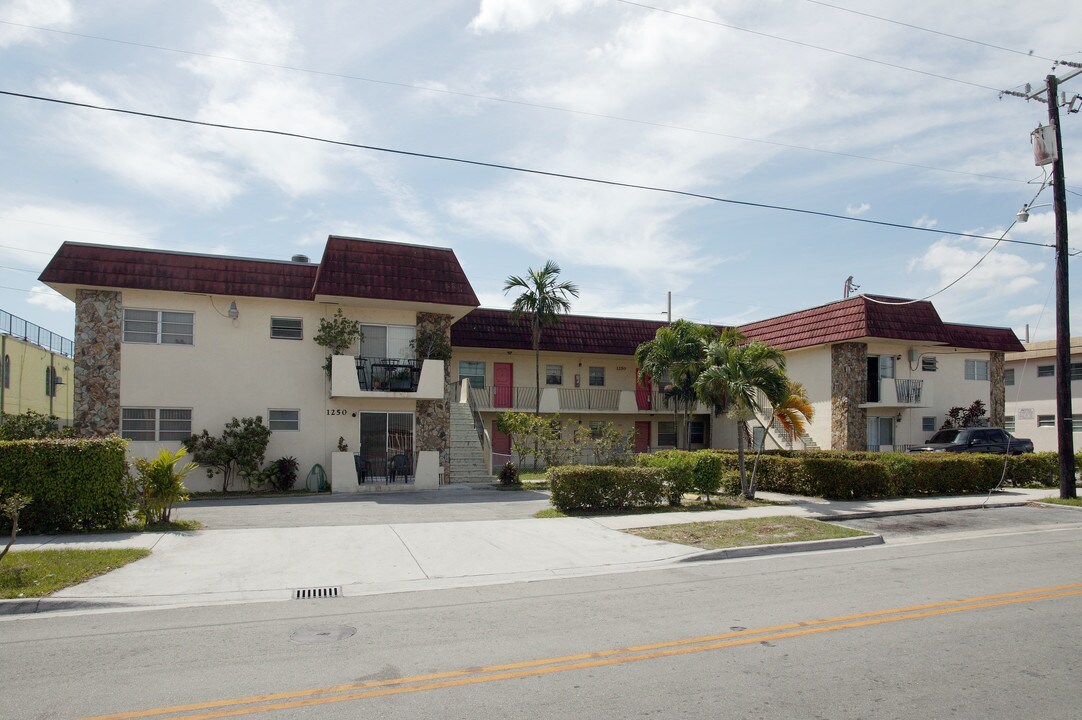 1250 W 30th St in Hialeah, FL - Building Photo