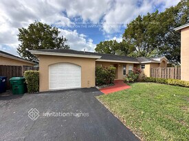 10111 NW 57th Terrace in Doral, FL - Building Photo