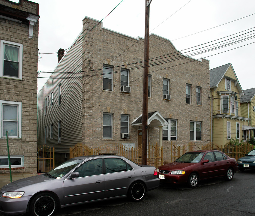 160 Ogden Ave in Harrison, NJ - Building Photo