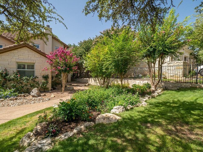 55 Tournament Way in The Hills, TX - Foto de edificio - Building Photo