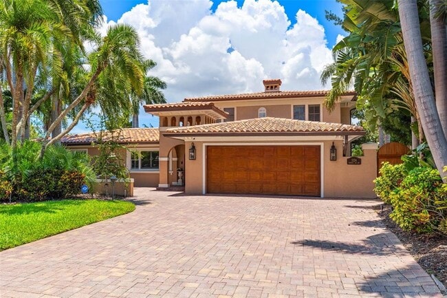 1124 Seville Ln NE in St. Petersburg, FL - Building Photo - Building Photo
