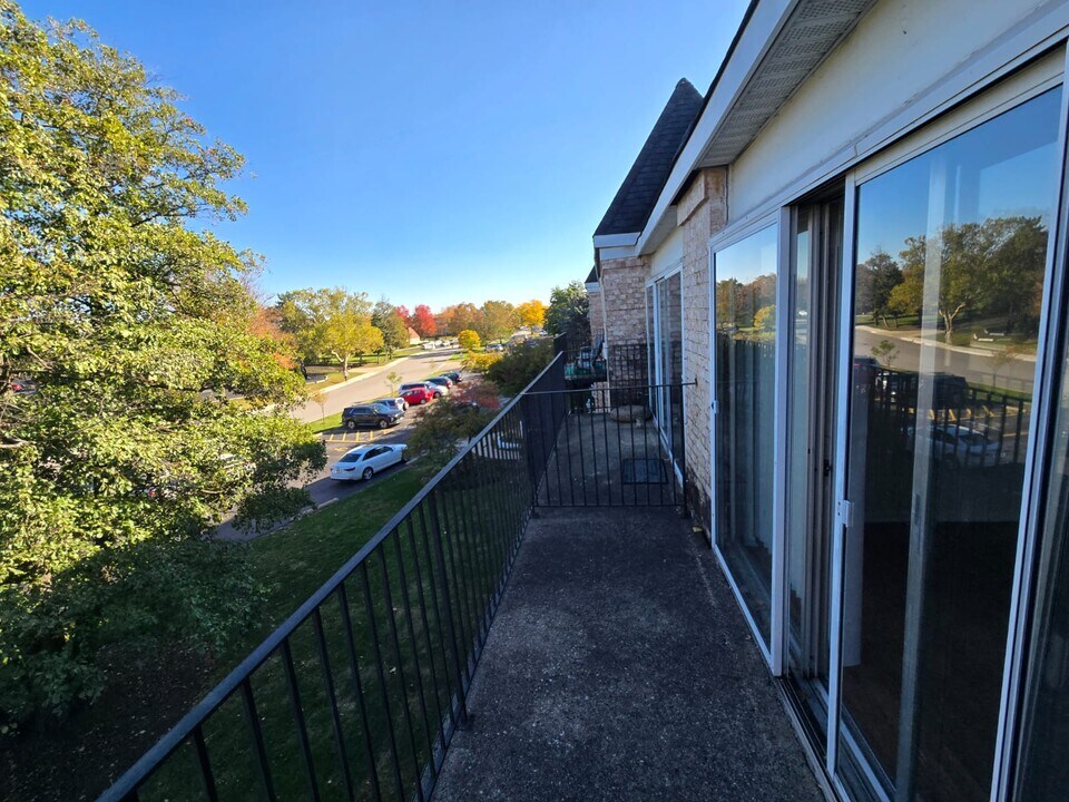 5001 Carriage Way Dr in Rolling Meadows, IL - Building Photo