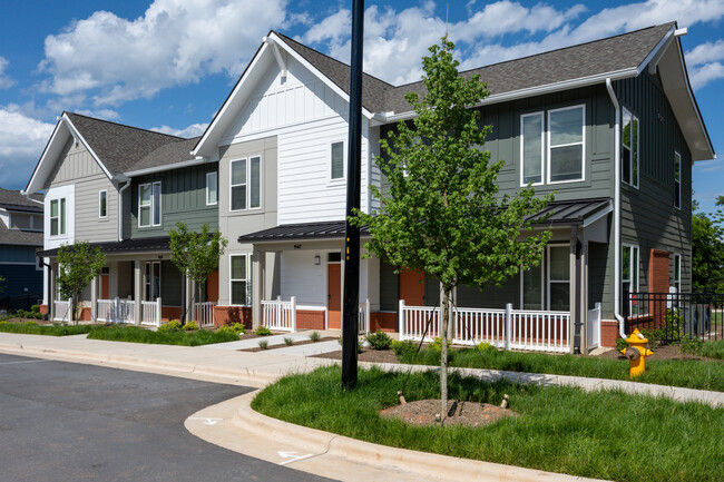 Brown School Lofts at Legacy Heights in Winston-Salem, NC - Foto de edificio - Building Photo