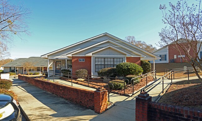 Laurelwood Apartments I & II in Winnsboro, SC - Foto de edificio - Building Photo