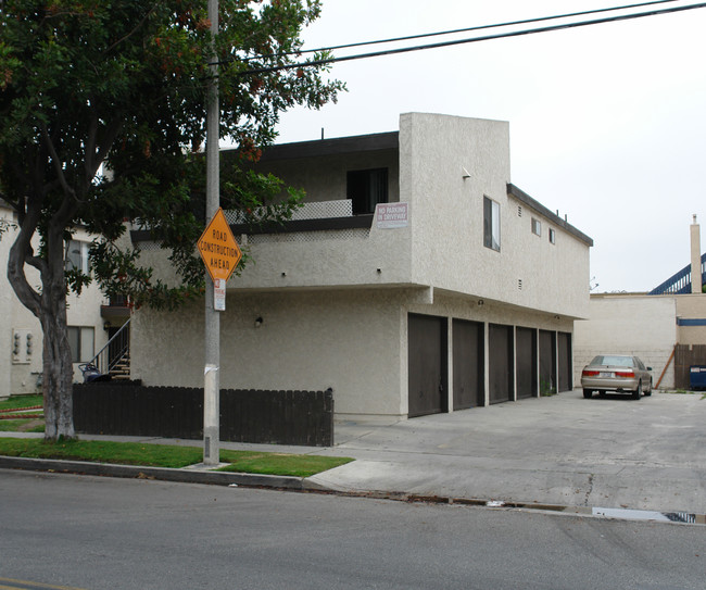 16122 Parkside Ln in Huntington Beach, CA - Building Photo - Building Photo