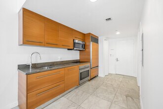 495 Brickell, Unit 2606 in Miami, FL - Foto de edificio - Building Photo