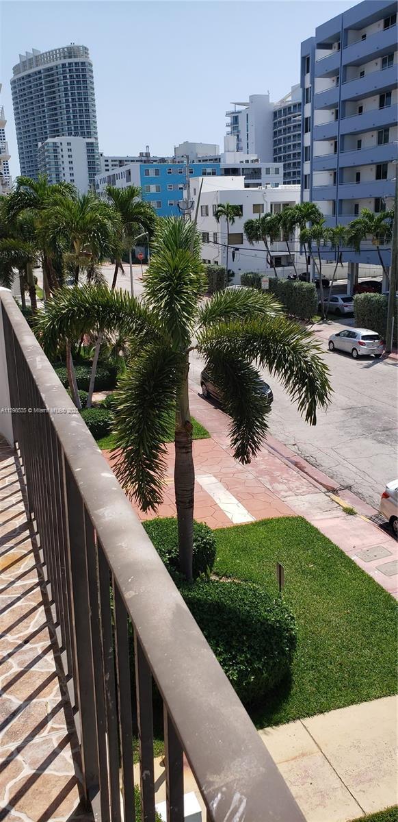 1673 Bay Rd, Unit 301 in Miami Beach, FL - Building Photo - Building Photo