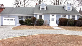 217 Oaklawn Ave in Cranston, RI - Building Photo