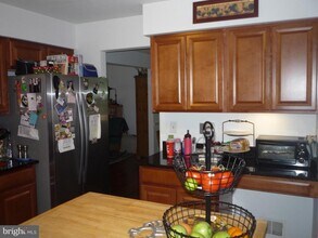7033 Veering Ln in Burke, VA - Building Photo - Building Photo