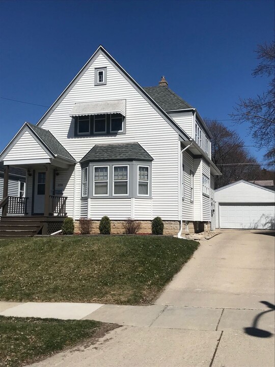 2572 N 66th St in Wauwatosa, WI - Building Photo