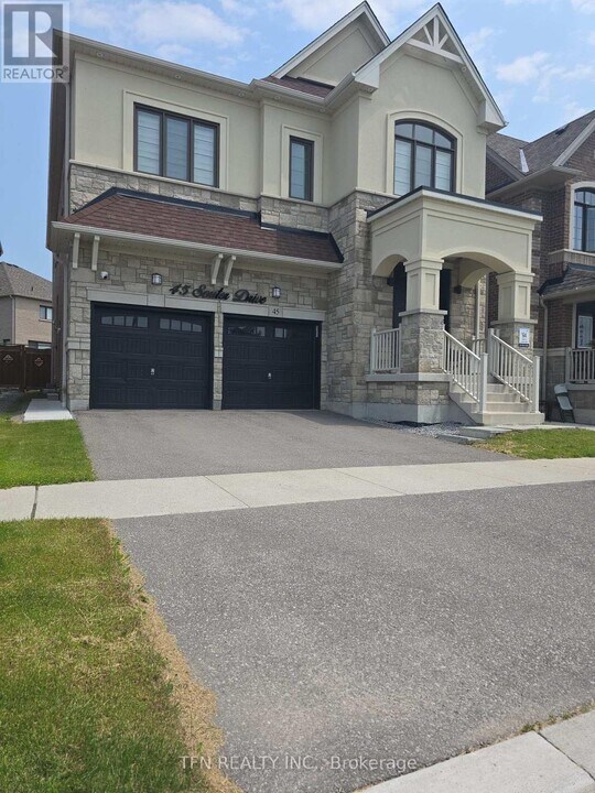 45 Souter Dr in Whitby, ON - Building Photo