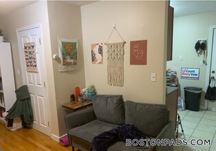 28 Fleet St, Unit 9 in Boston, MA - Foto de edificio - Building Photo