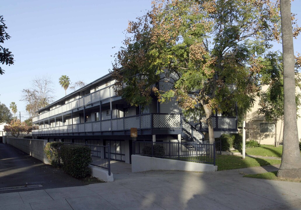 555 N Holliston Ave in Pasadena, CA - Foto de edificio