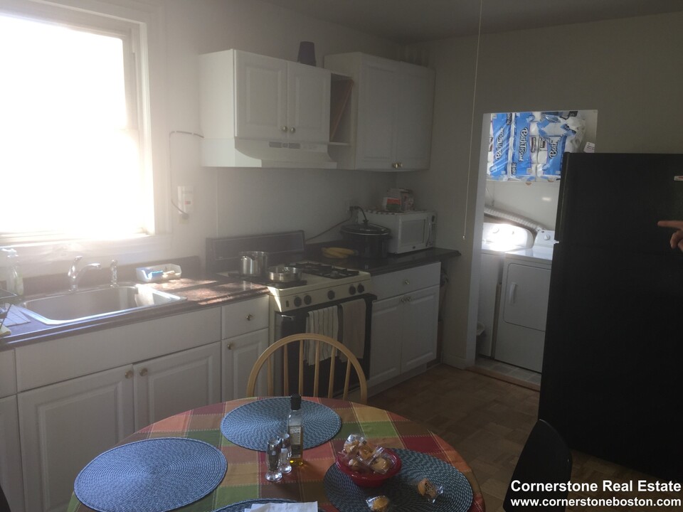 130 Fisher Ave in Boston, MA - Foto de edificio