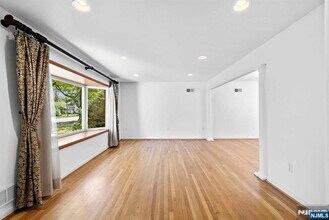 111 Ramille in Paramus, NJ - Building Photo - Building Photo