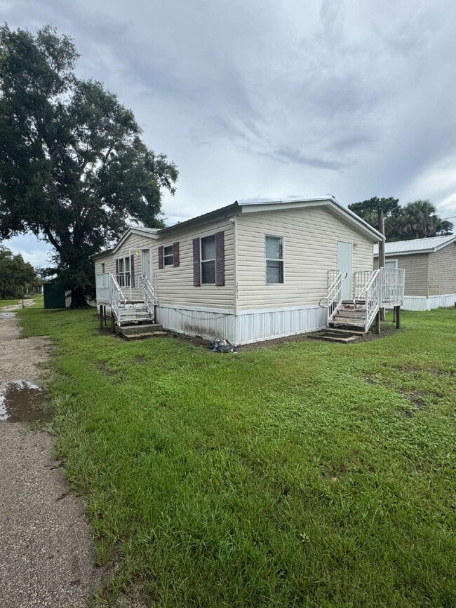 10817 Cozarts Chalet Dr in Gibsonton, FL - Building Photo - Building Photo