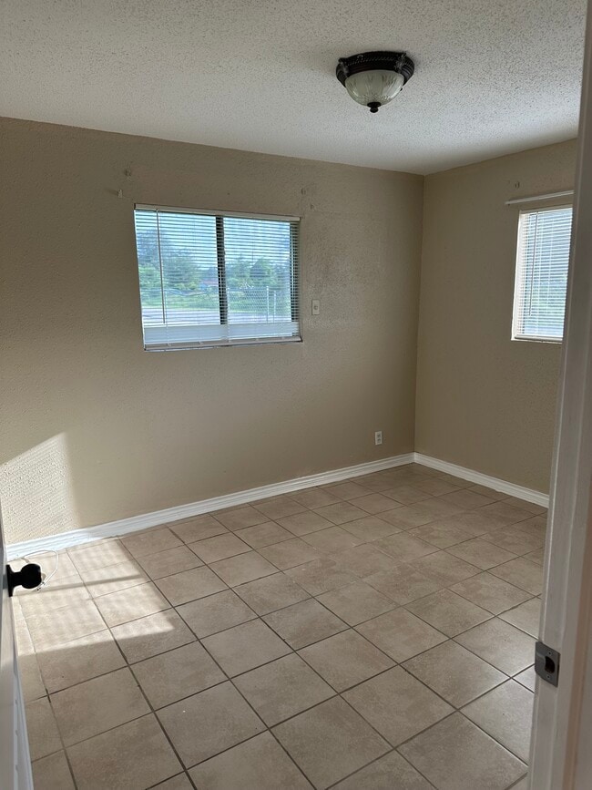 1253 Palm Dr in Orange, TX - Foto de edificio - Building Photo