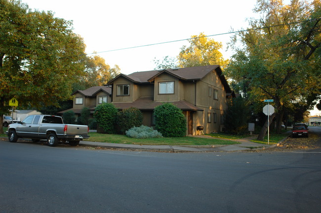 305 Ash Pky in Chico, CA - Foto de edificio - Building Photo