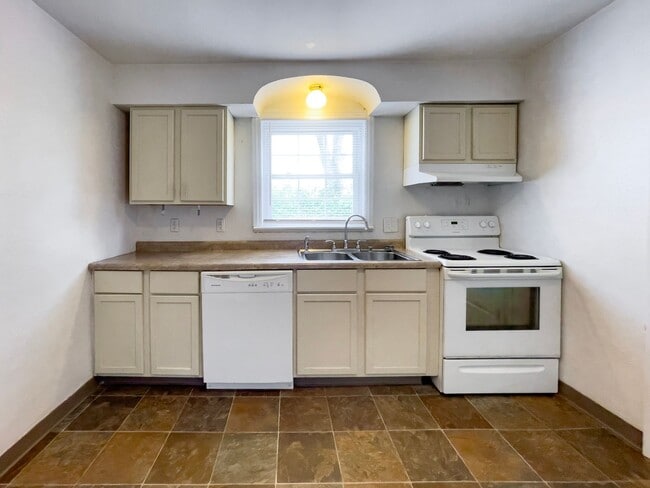 property at 1512 N Woodridge Ave