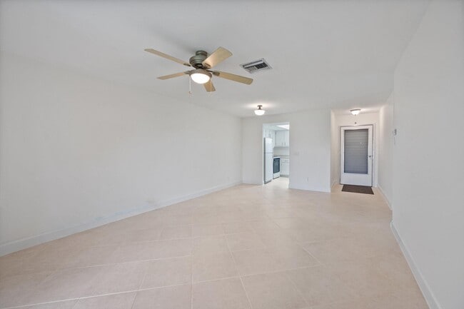 2765 Ashley Dr W in West Palm Beach, FL - Building Photo - Building Photo