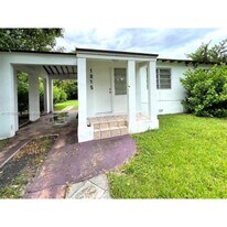 1015 NW 42nd St in Miami, FL - Building Photo