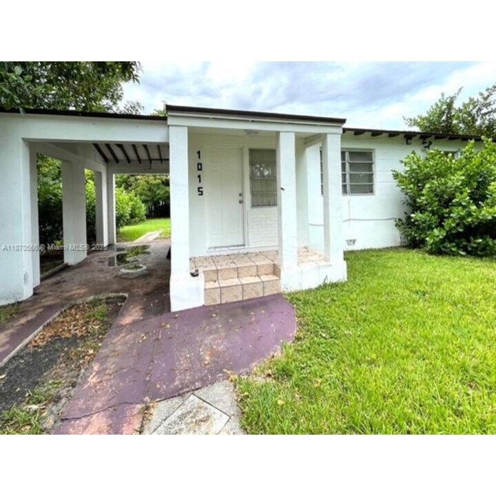 1015 NW 42nd St in Miami, FL - Building Photo