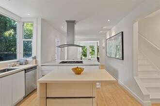 4286 Douglas Rd in Miami, FL - Building Photo - Building Photo