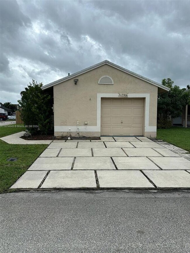 11000 SW 10th Ct in Pembroke Pines, FL - Building Photo - Building Photo