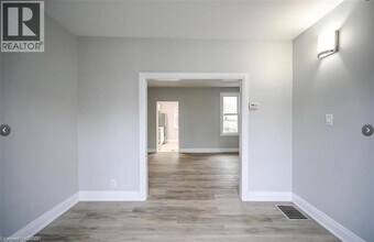 1024 Cannon St E in Hamilton, ON - Building Photo - Building Photo