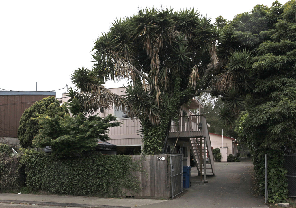 1868 W Bayshore Rd in East Palo Alto, CA - Building Photo