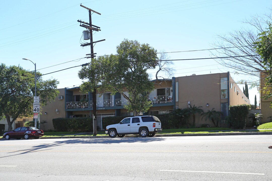 19950 Roscoe Blvd in Winnetka, CA - Foto de edificio